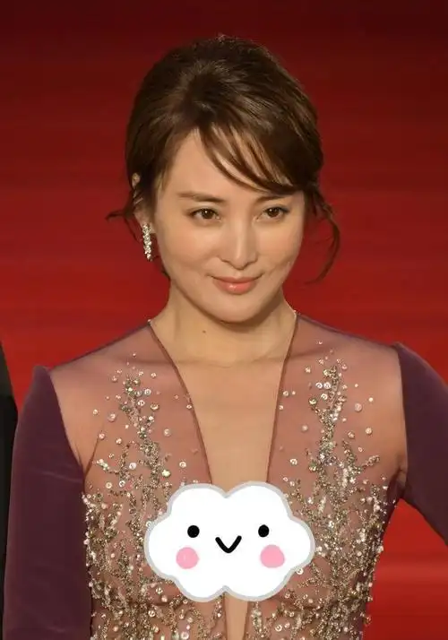 蒋勤勤胖了之后更美了,淡妆华服好优雅,脸颊饱满真富态