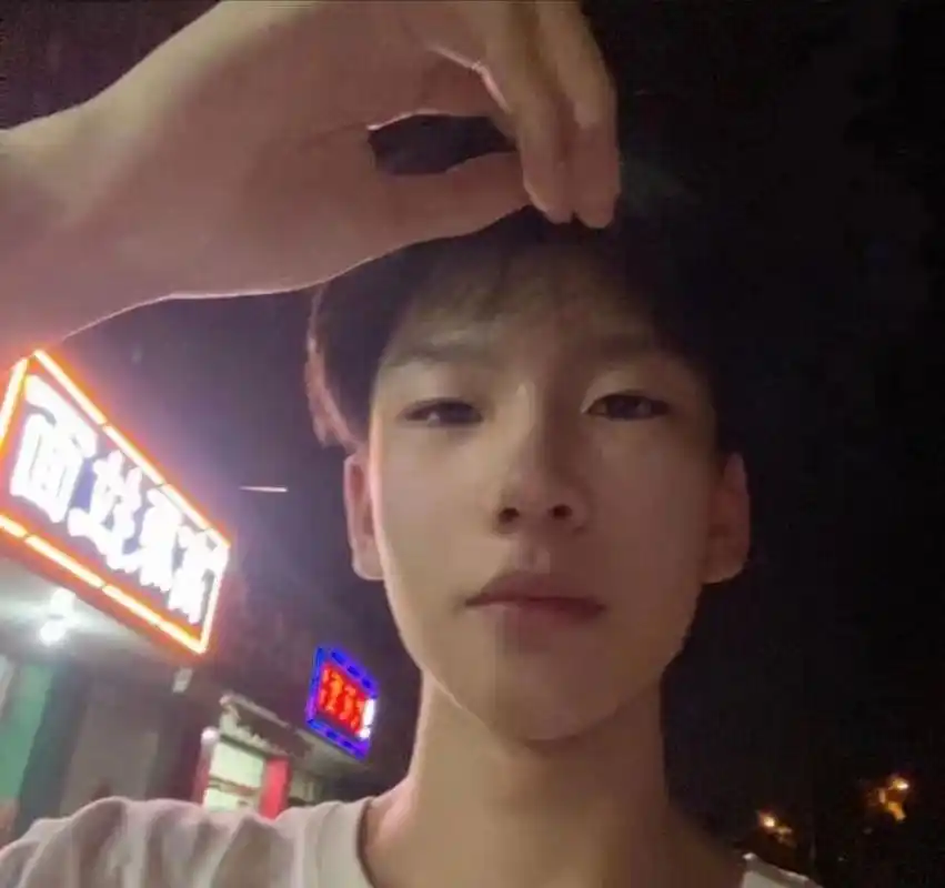 紧急求救,家人们这是网图吗 在软件上认识的一个男生发的照片,在百度