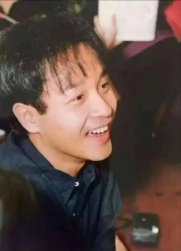 20多岁和40多岁的张国荣,对比颜值后除发型外,其他的完全没变化