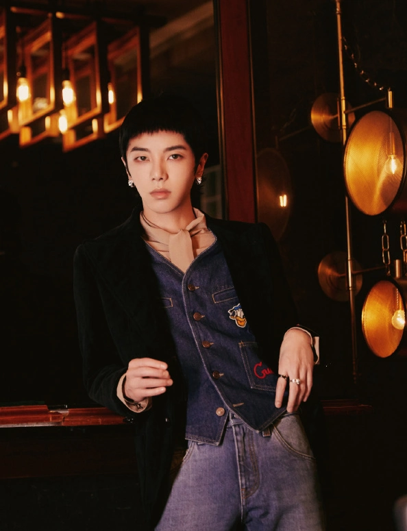 终于等到华晨宇穿燕尾服看他穿上后的效果30岁少年感十足