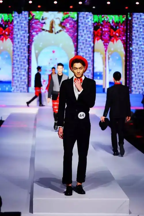 早在2013年,仅18岁许凯参加了我们的"中国(广州)国际模特大赛",在全国