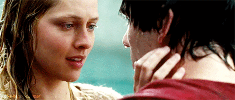 温暖的尸体gif尼古拉斯霍尔特gif泰莉莎帕尔墨gif亲吻gif