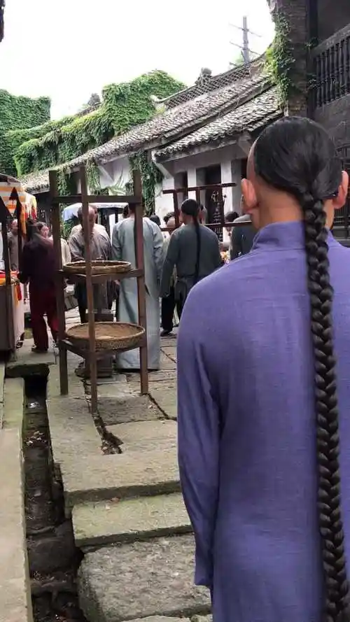 拍清朝戏男生都需要理光头戴辫子