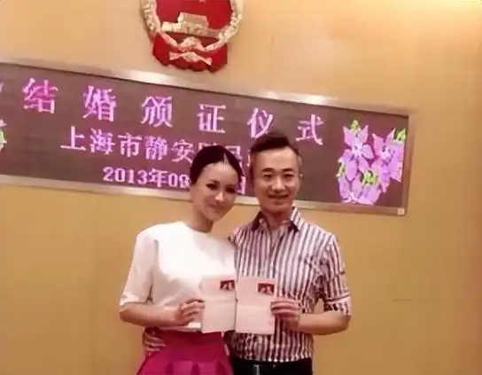 回顾曾是央视最美主持24岁嫁42岁患病丈夫对丈夫不离不弃