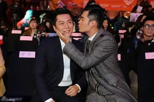 李晨陈赫亲脸基情四射 粉丝高呼:在一起