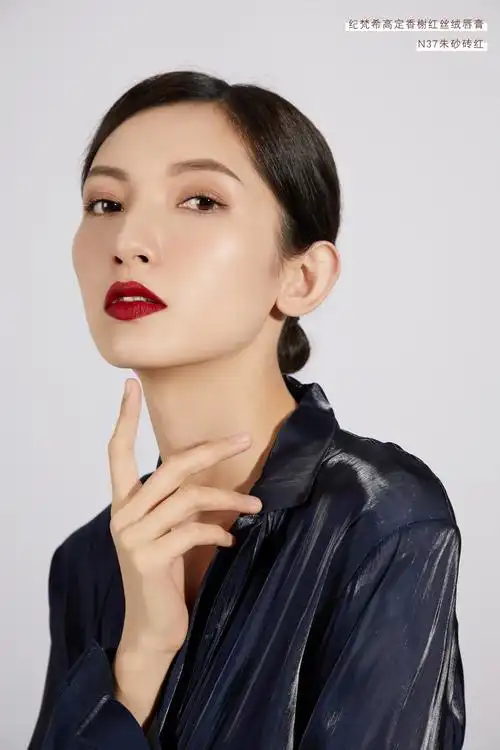 不知从什么时候开始,化妆与我而言不再只是单纯修饰容貌的存在