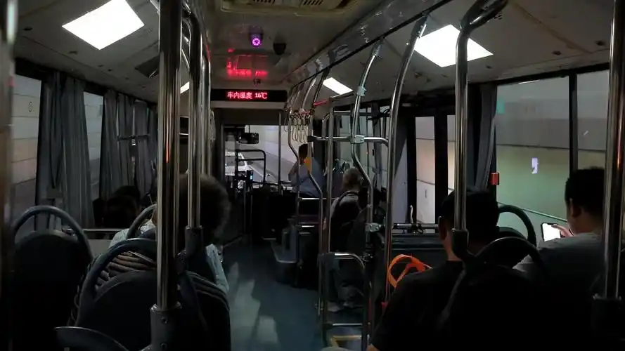 南汇公交817路通过人民路隧道实录(最后一排视角)