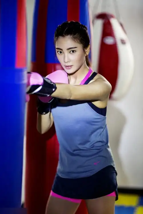 图为张雨绮拍摄自由搏击写真. 图为张雨绮拍摄自由搏击写真.