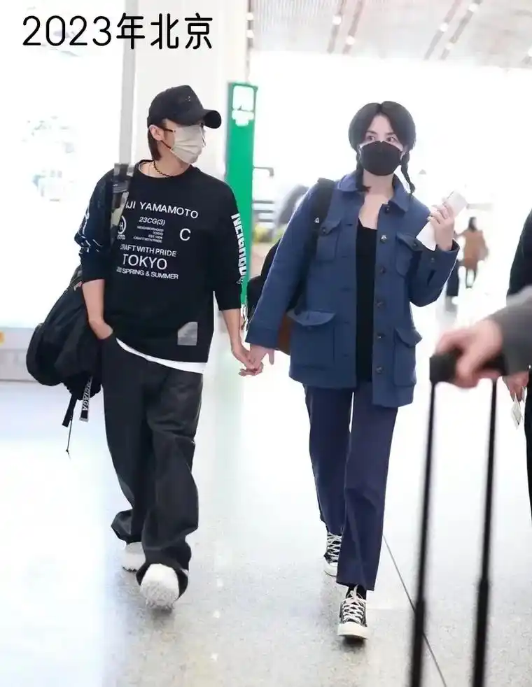 王菲和谢霆锋机场牵手.二十年前很喜欢的一对cp ,那个时候很 - 抖音