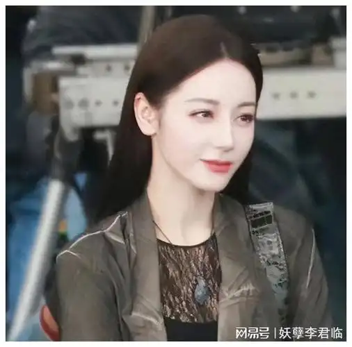 著名导演喊话迪丽热巴:我爱你,只要做我女朋友,给你买豪车豪宅