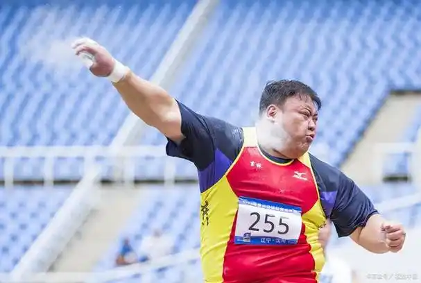 铅球运动员通过力量和技巧,将一个重达7.