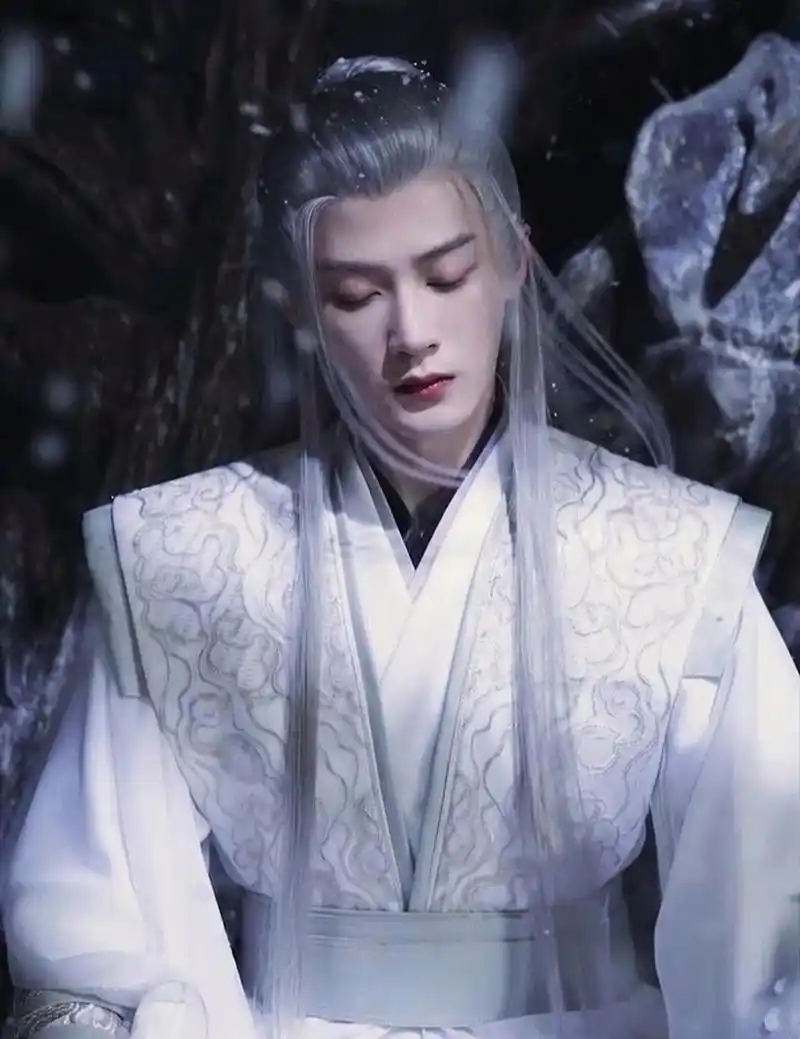 檀健次在《长相思》里的白发造型真绝,气质高冷,俊美绝伦!