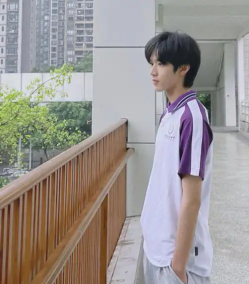 15岁刘耀文初中毕业照曝光颜值外形太耀眼充满青春活力