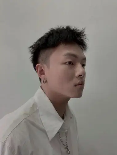 推荐一款男生4cm 钢夹烫短发,谁留谁帅