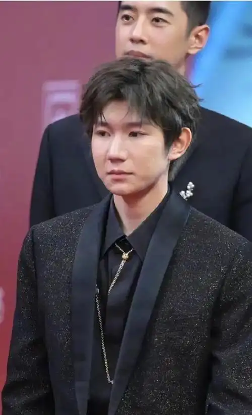 王源这是怎么了?感觉皮肤状态好差,眼睛里没了光,得多