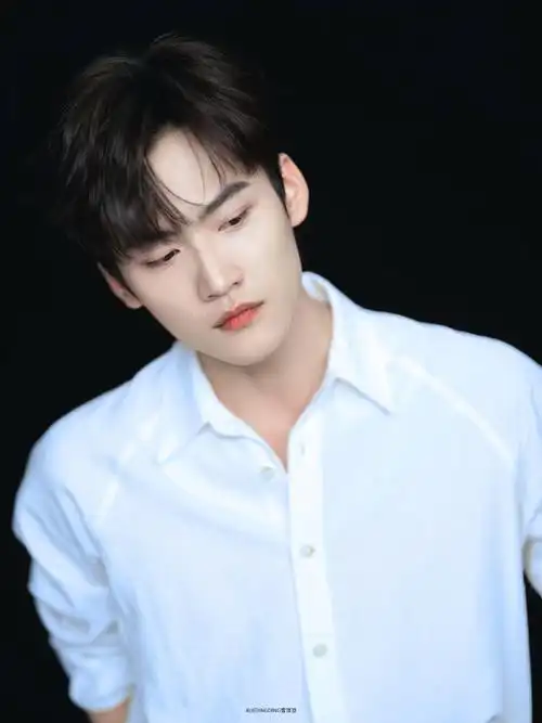 周柯宇白衬衫少年感##周柯宇情绪大片