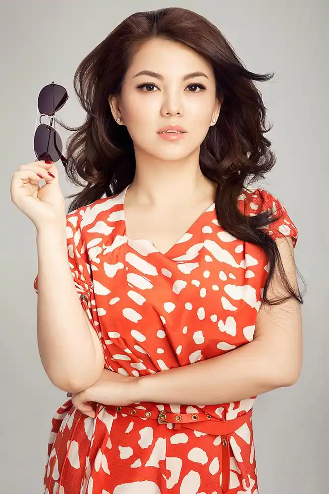 主持人李湘图片墨镜写真展女王霸气