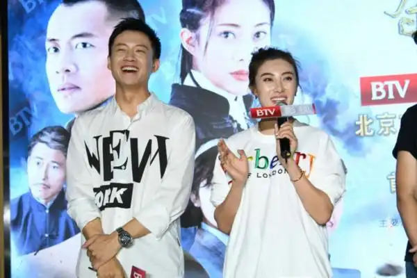 《夺金战》主演进社区