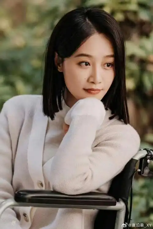 蓝盈莹在片场一秒落泪