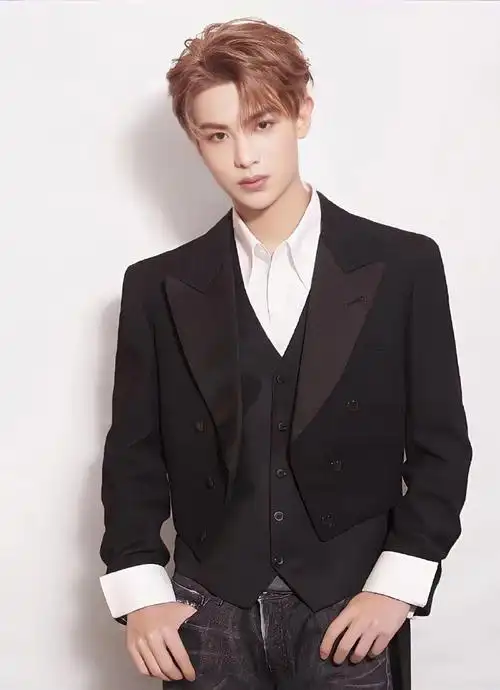 超话99#黄明昊西安欢乐谷首演#220613【高清图】1pjustin黄明昊