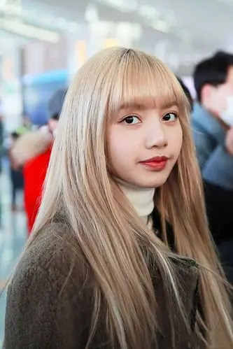 lisa的发色也太好看了吧!银灰色艳惊全场,第三种发色最显白!_金发