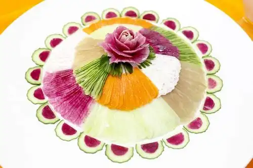 冷拼艺术展厨艺,阶段考核拼技能-郑州新东方烹饪学校