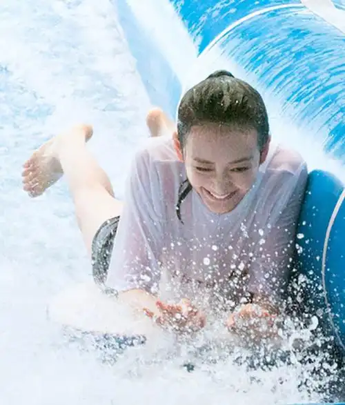 王鸥遭壮汉猛推入水冲浪板上划水上演湿身诱惑