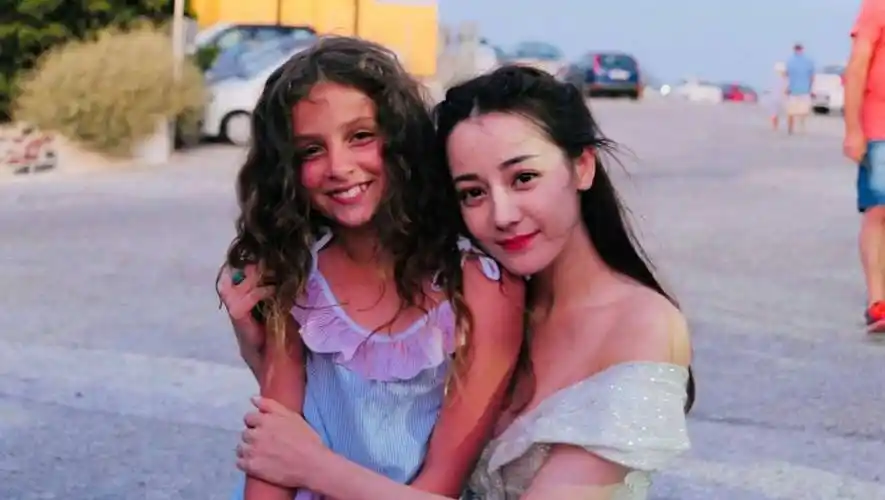 迪丽热巴更新ins发自拍,刘海捂眼时间太长,嘟着嘴担心_工作_生活_照片