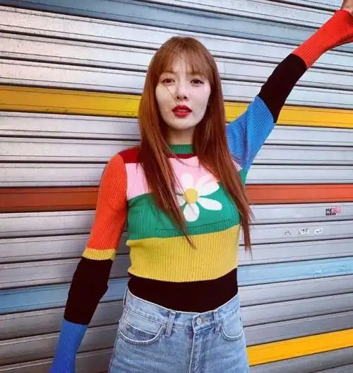 泫雅穿吊带衫打个蝴蝶结固定热舞意外散开一直用手抓让人尬