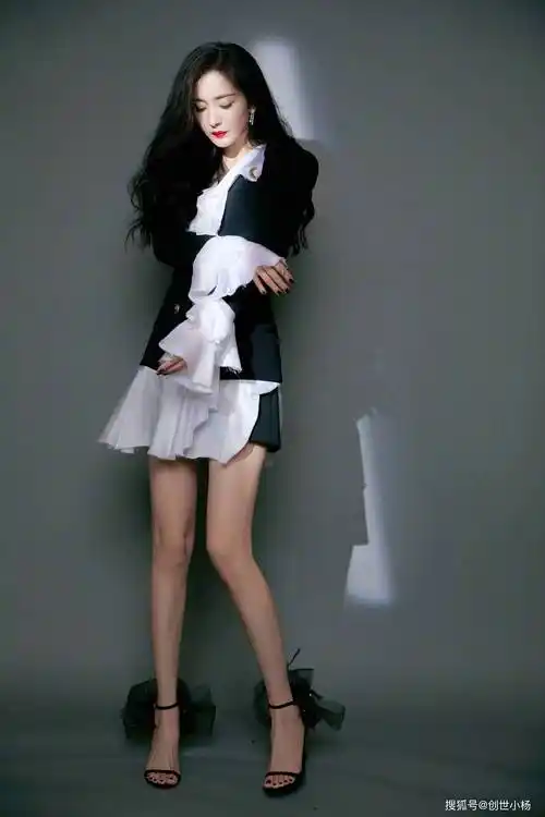 原创杨幂闪钻长裙超有范波浪卷发妩媚动人霸气御姐有颜身材好