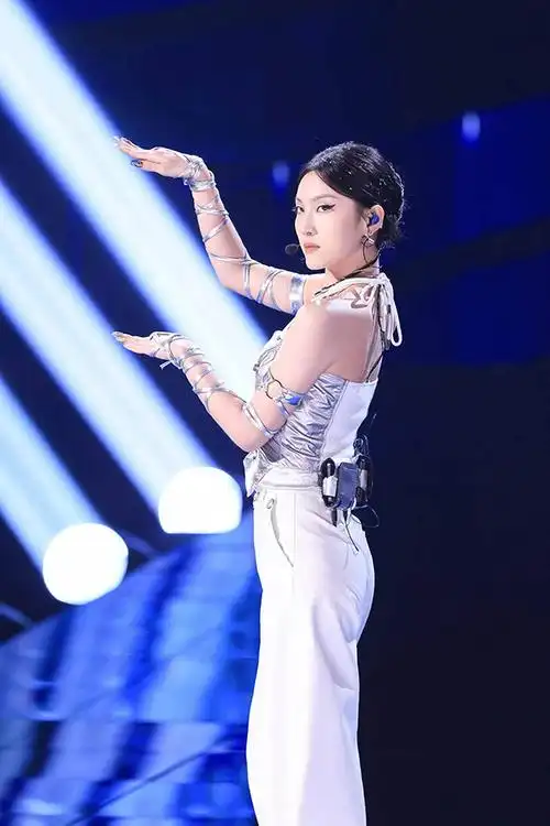 y2k风造型《白蛇》强势登场独特烟嗓演绎电子说唱