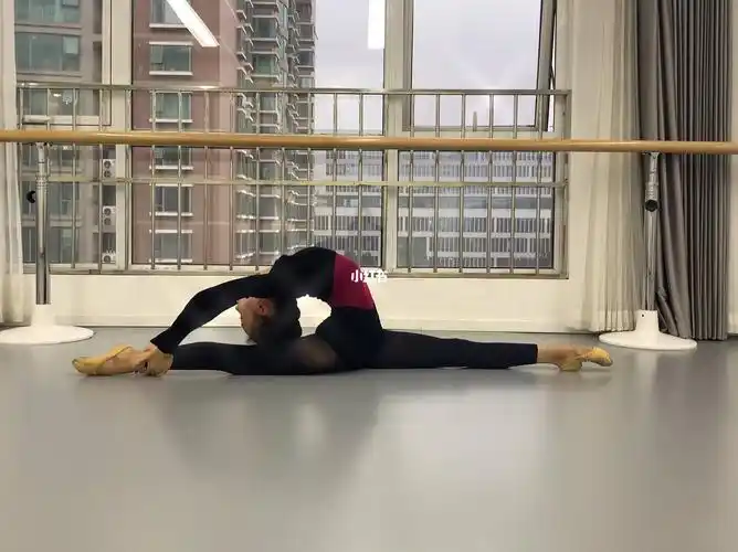 腿(竖叉):1前腿外开,膝盖脚尖延伸抓地;2后胯要正,跨根断开后腿向外转