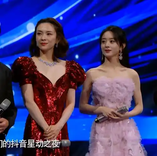 赵丽颖章子怡同框,看清两人生图对比,娃娃脸的优势太明显!