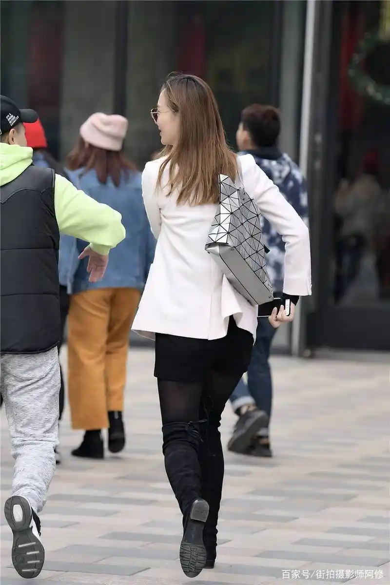 黑色过膝靴,秋冬季节经典,搭配厚实的黑色丝袜,时尚还显气质