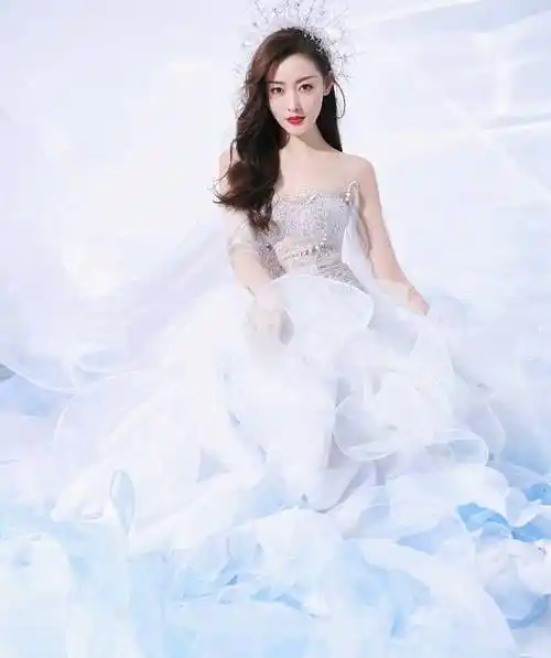 祝绪丹白色礼服优雅时尚写真