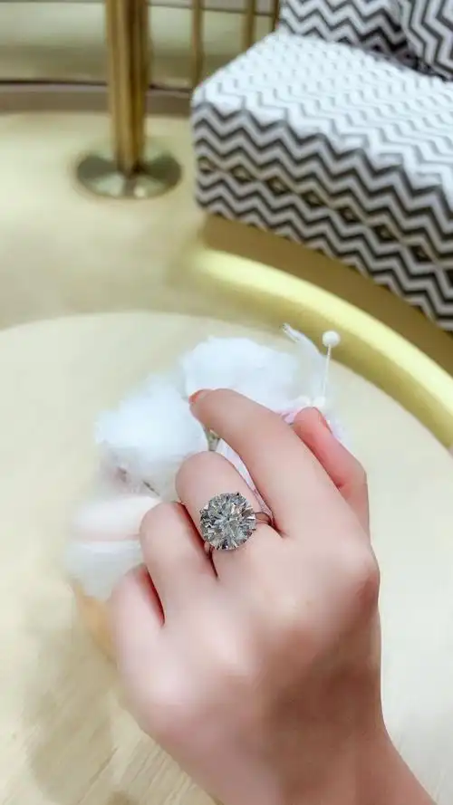 10克拉,钻戒真的豪气哦,四爪设计,将钻石的火彩亮度闪烁度凸显出来