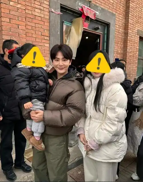 孙坚脸上洋溢着微笑,与网友的女儿合影留念.