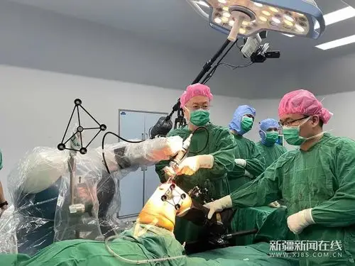 曹力带领团队在骨科机器人辅助下正在进行全膝关节置换手术