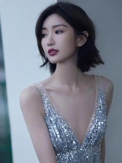 毛晓彤 国标身材没得说,不过这脸动的不少啊!