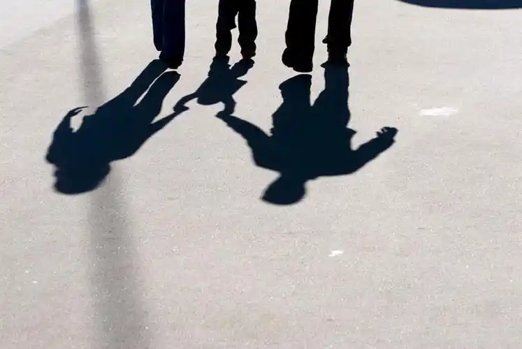 西方人,儿童,腿部,腿,三个人,家庭,夫妻,母亲,父亲,儿子,站,握手,横图