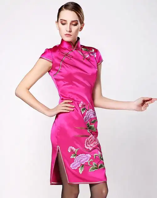 女款玫红色绣花真丝旗袍