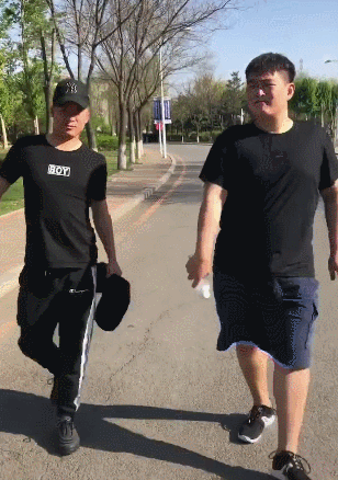 赵本山儿子走出六亲不认步伐边走边扭超喜感龇牙咧嘴被赞可爱