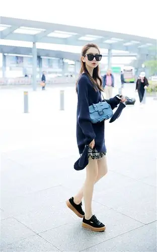 戚薇时尚迷人街拍图片[2/9]_明星_美桌网