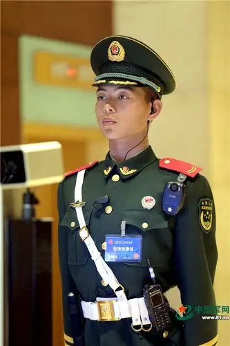 十里春风不如你 武警官兵"站"出两会精气神(二) - 中国军网