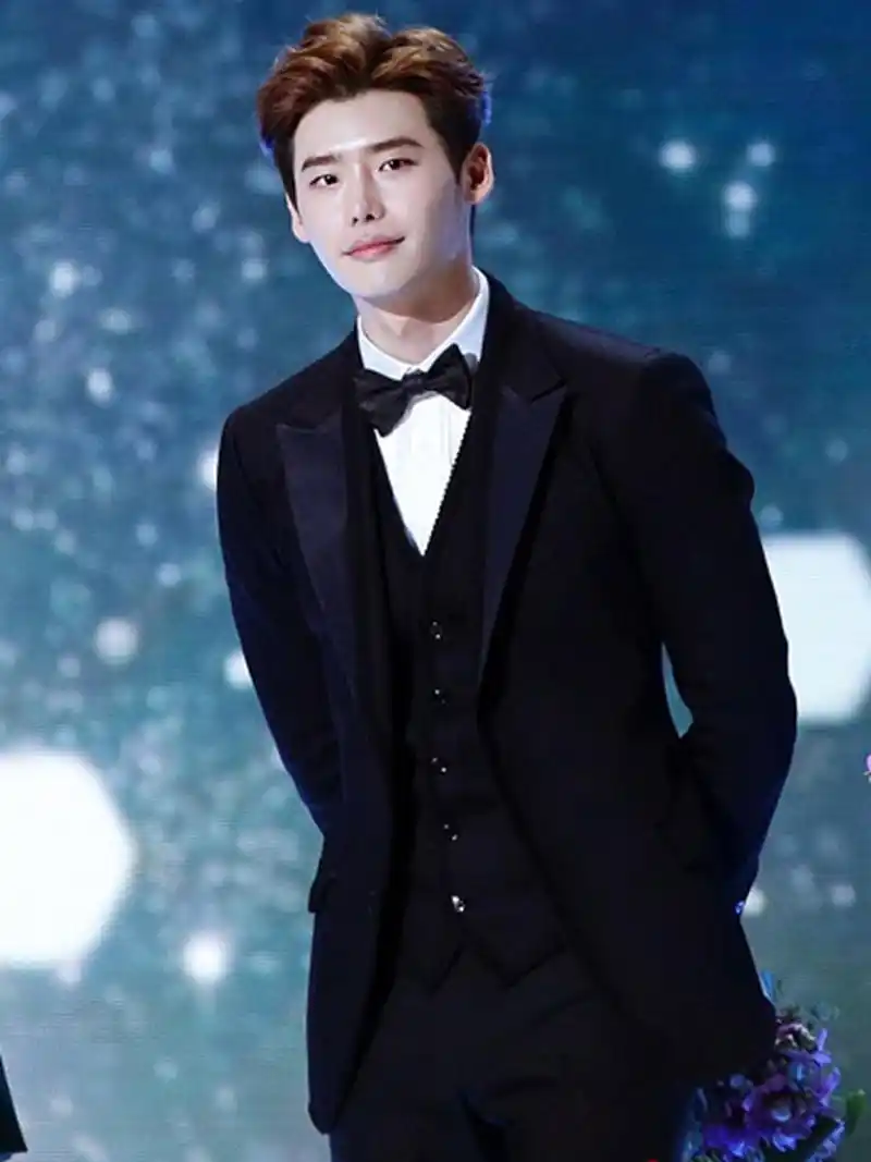 第一名:李钟硕,1989年出生,李钟硕穿上西装后更加抢眼,五官立体,不管