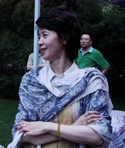 张伟欣的丈夫李丹军曾是八一厂的导演,演员,参演过《高山下的花环》