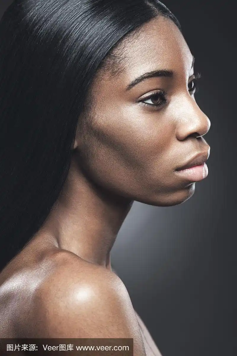 漂亮的黑皮肤女人
