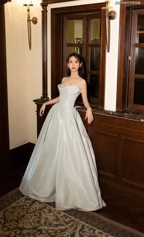 陈钰琪灵动抹胸裙大秀蚂蚁腰美得真高级