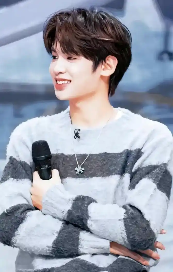 黄明昊封神照片 - 抖音