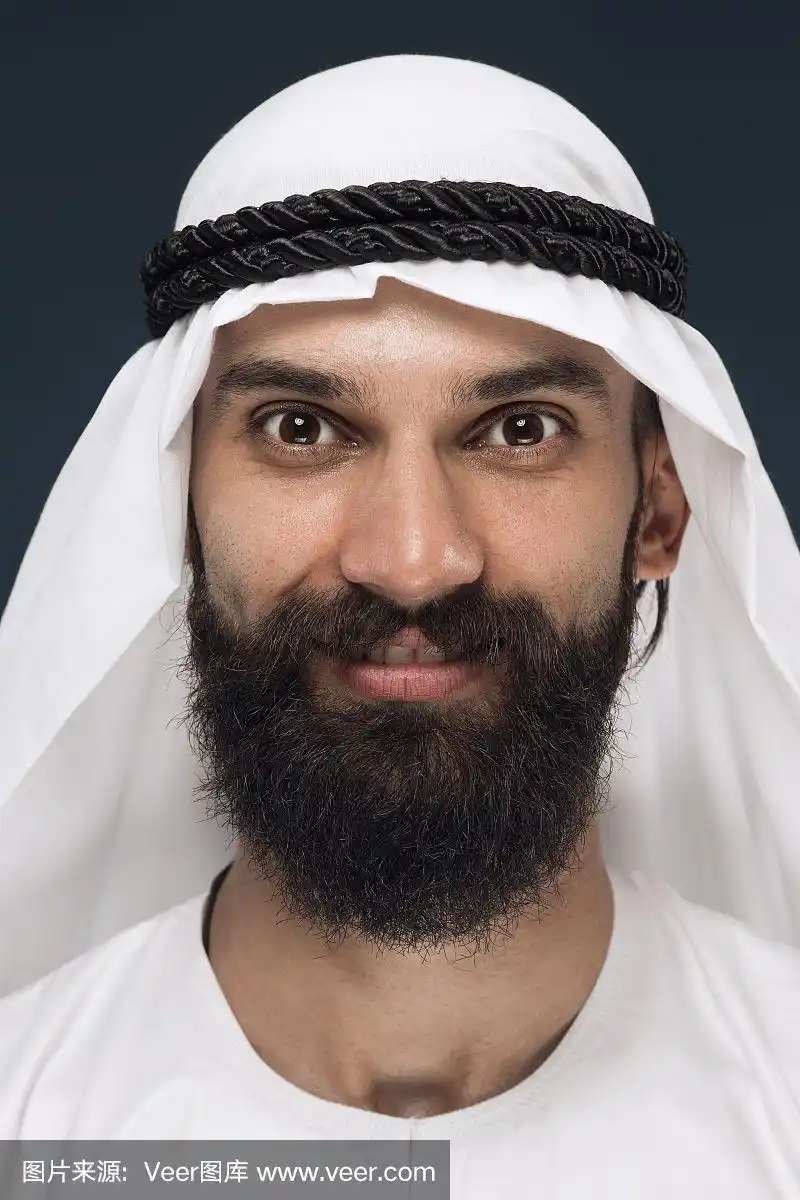 阿拉伯沙特人在深蓝色的工作室背景